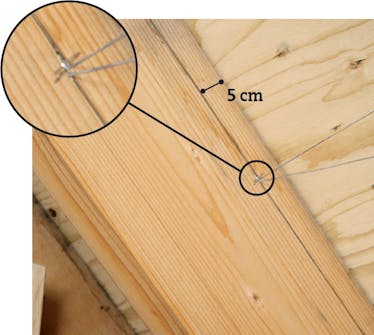 Käyttöullakko: Sinkittyä teräslankaa palkkien väliin Käyttöullakko: Piirrä viiva kattotuolien sivuun 50 mm:n päähän aluskatosta